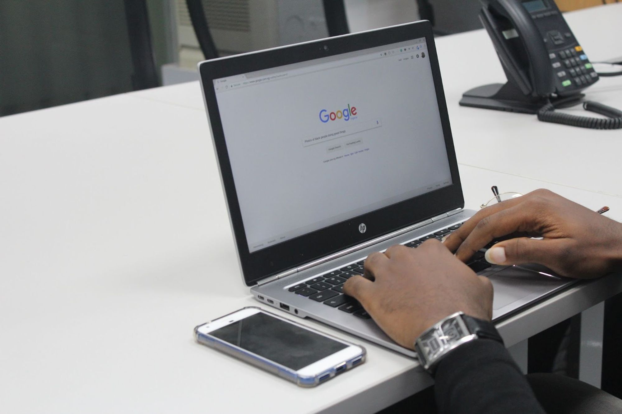 Ecran d'ordinateur avec une navigation Google