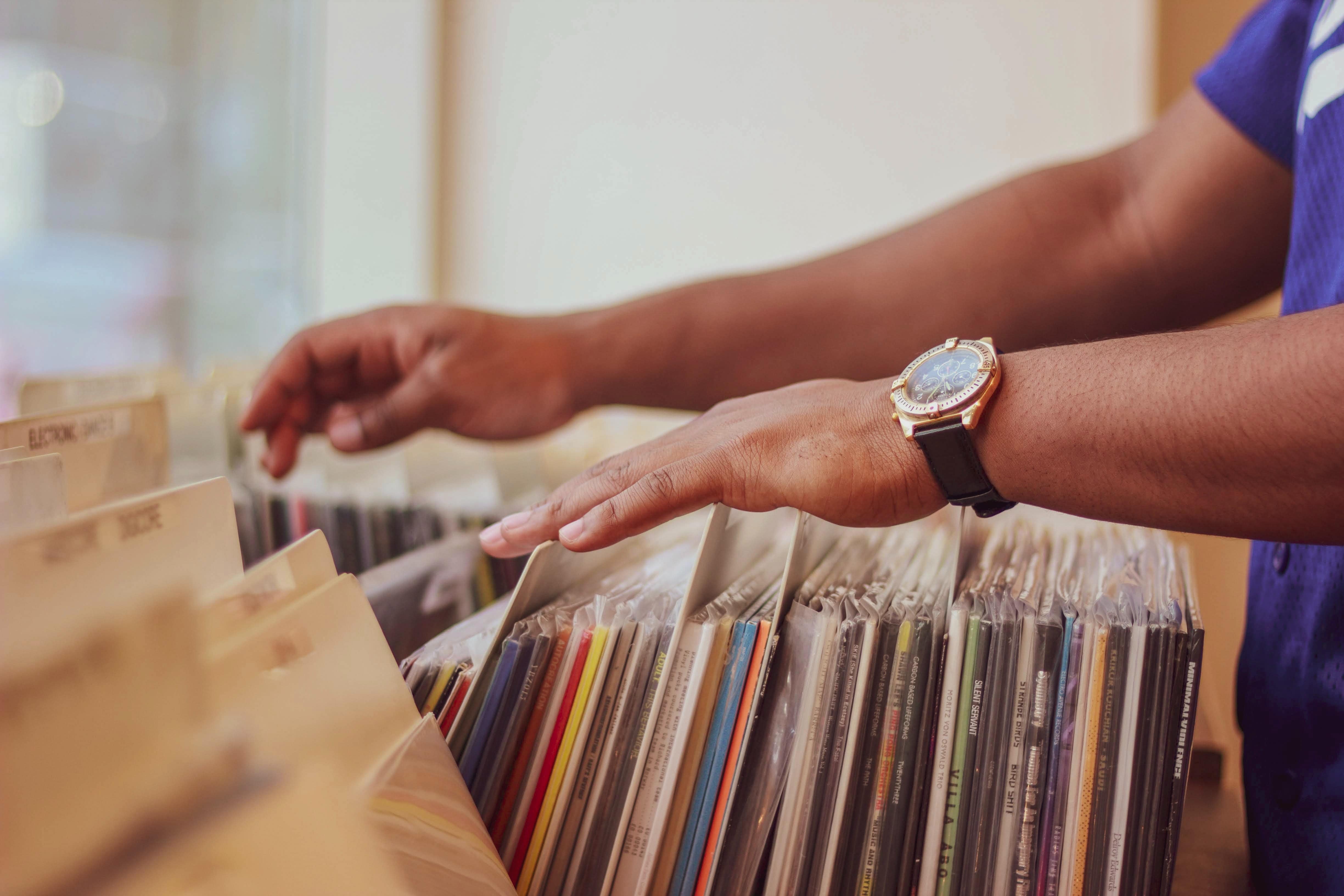 Mains qui font défiler des vinyles