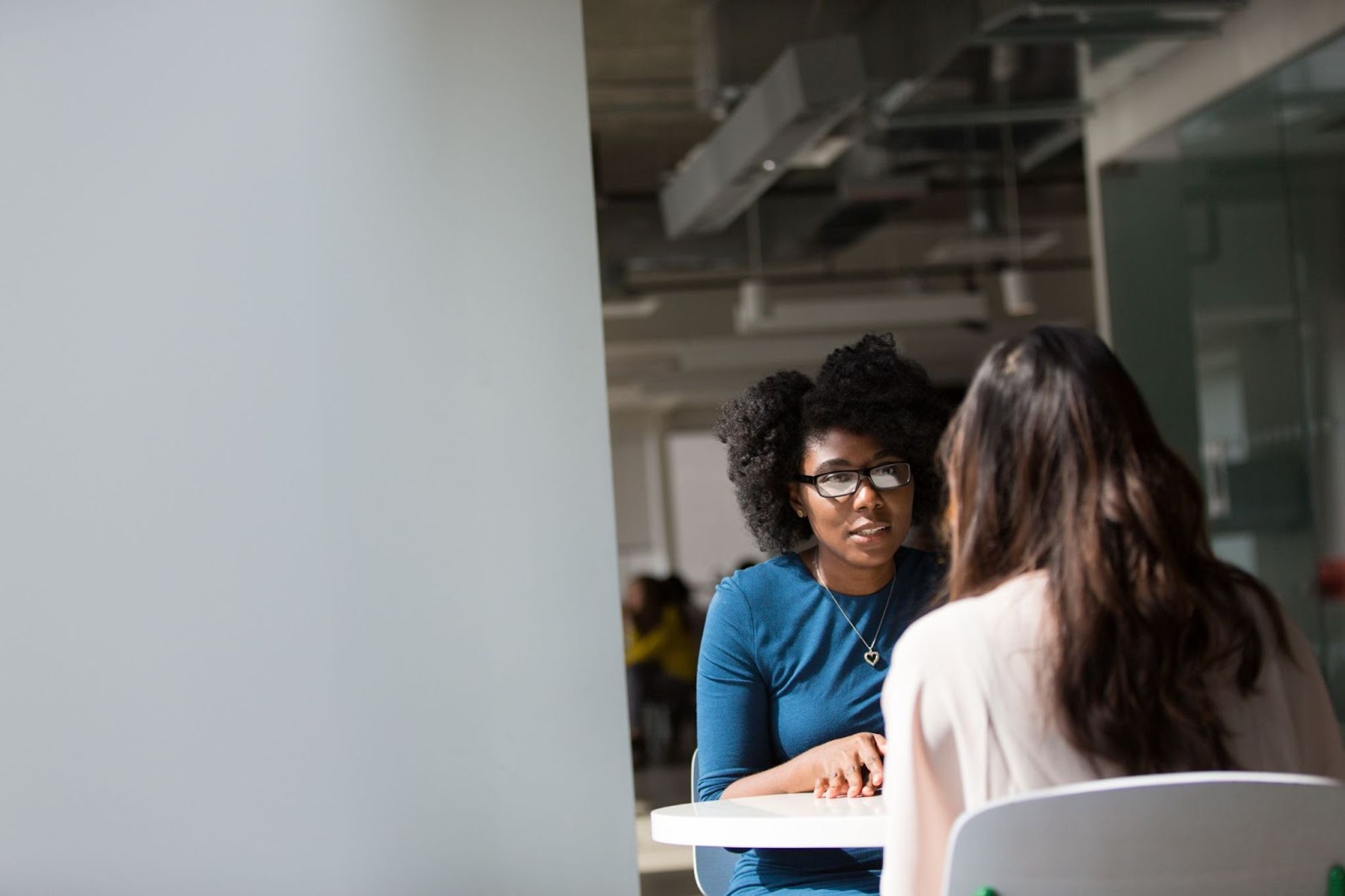 Femmes discutant de leur évaluation technique