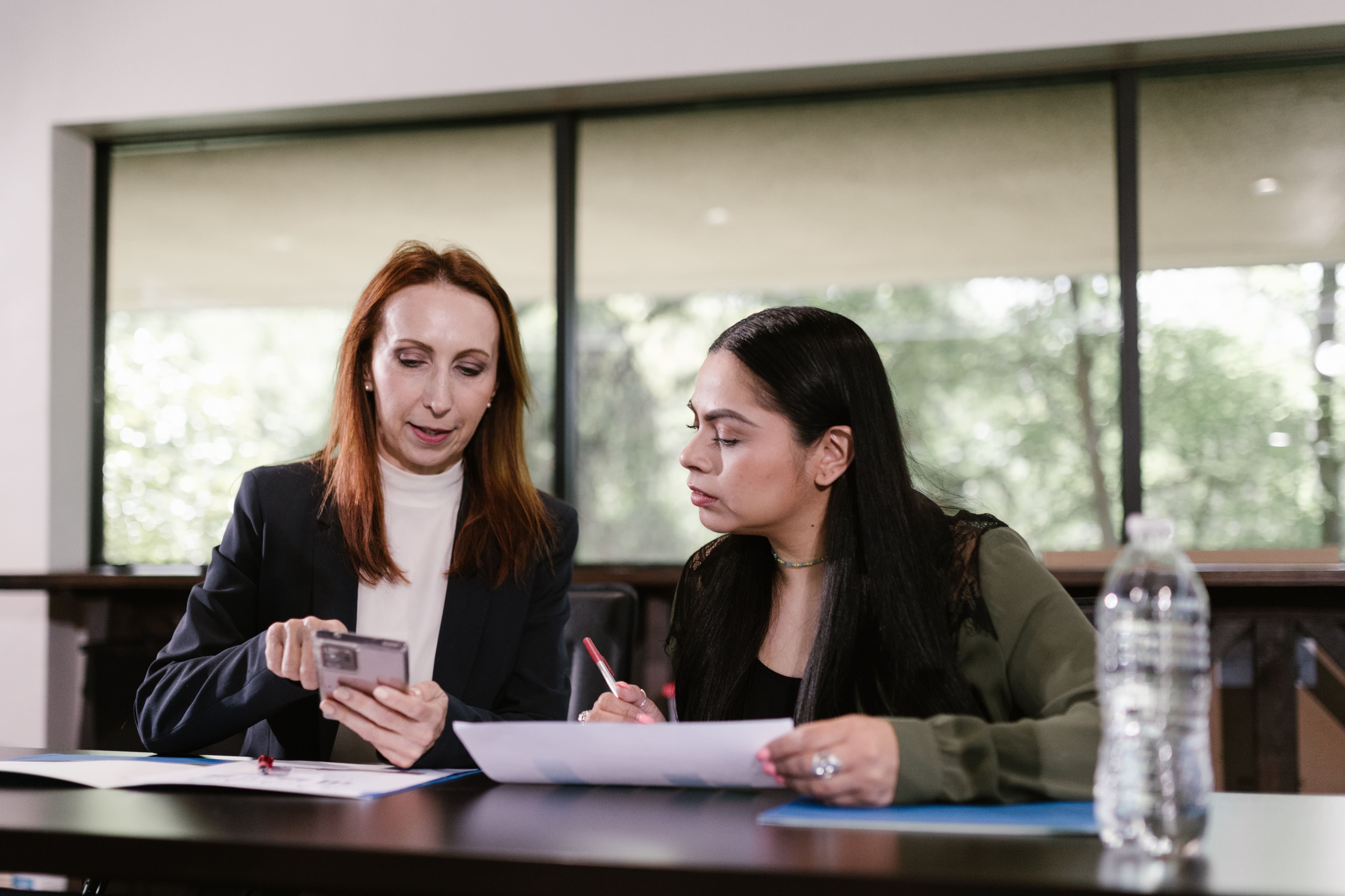 Deux femmes comparant des résultats d'évaluation
