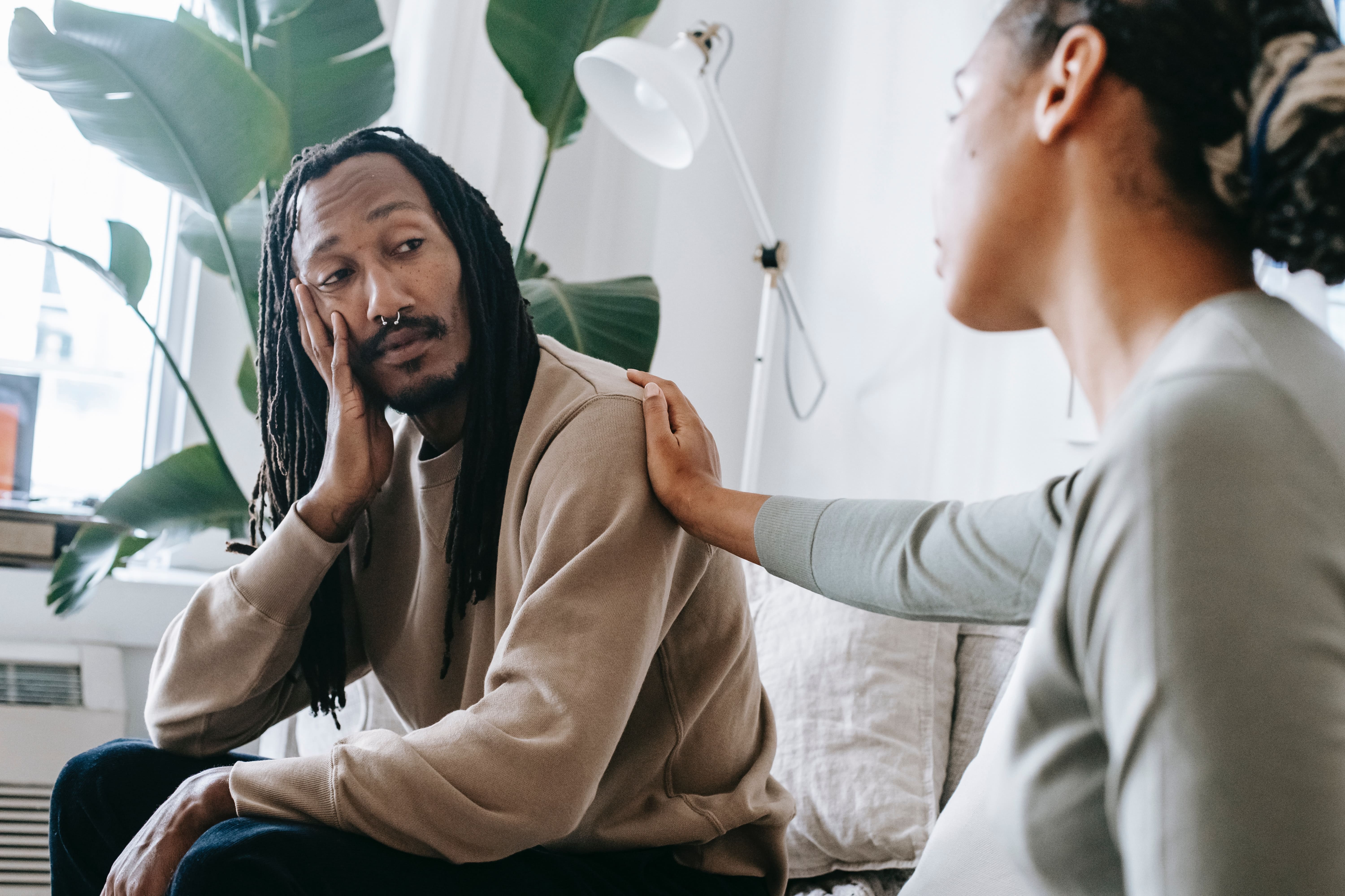 Homme stressé et femme le réconfortant