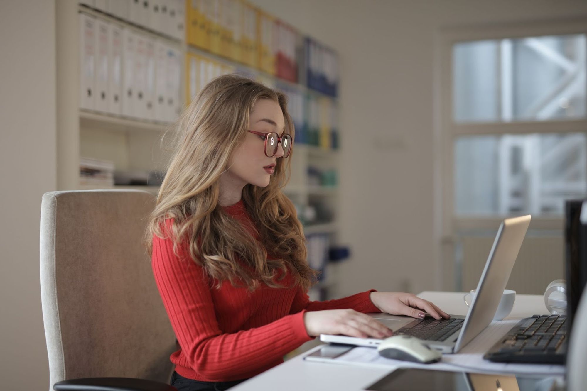 Femme passant un test d'évaluation