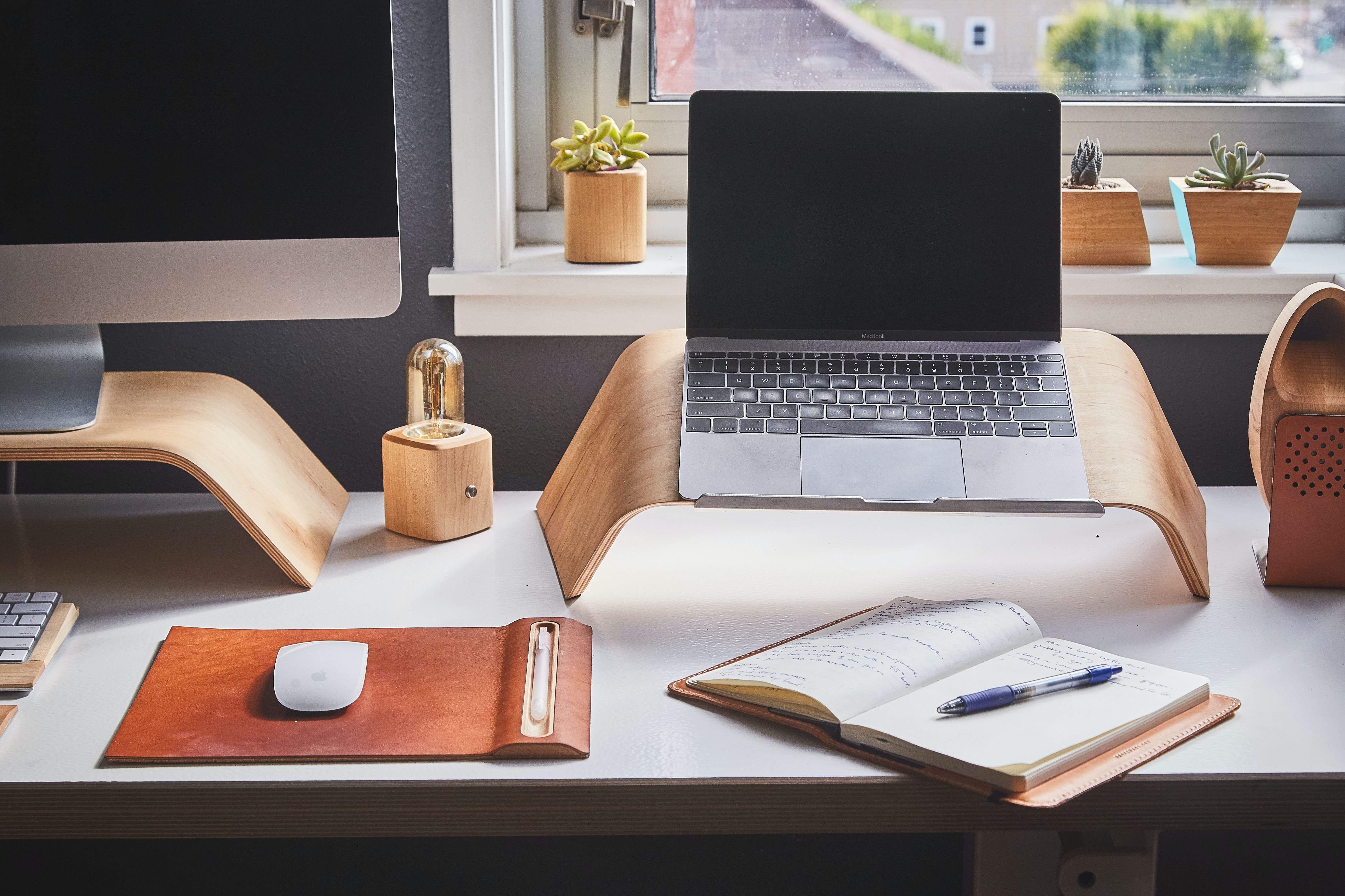Bureau témoin bien rangé avec tapis de souris, ordinateur et carnet de notes