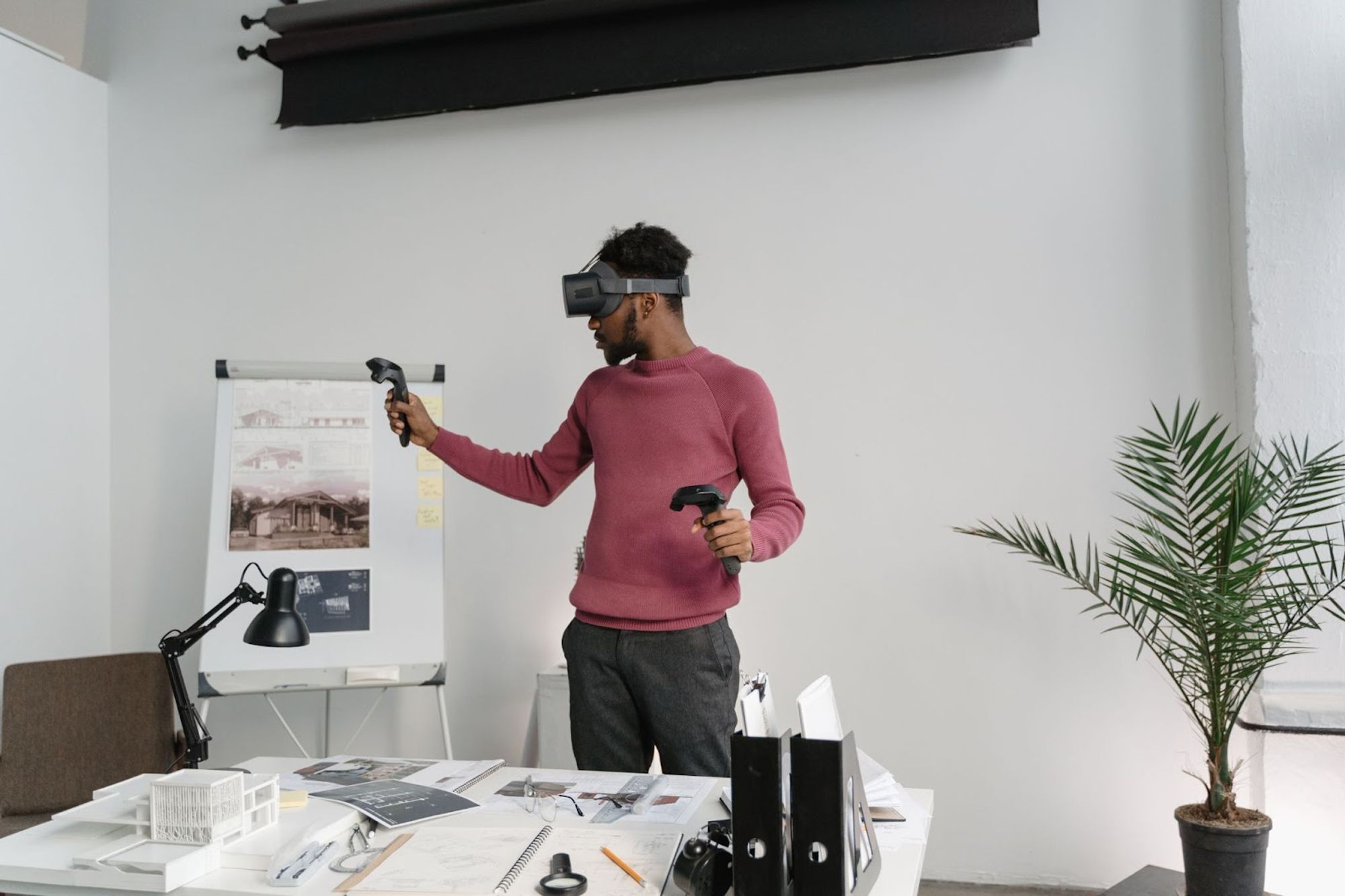 Homme testant un casque en VR