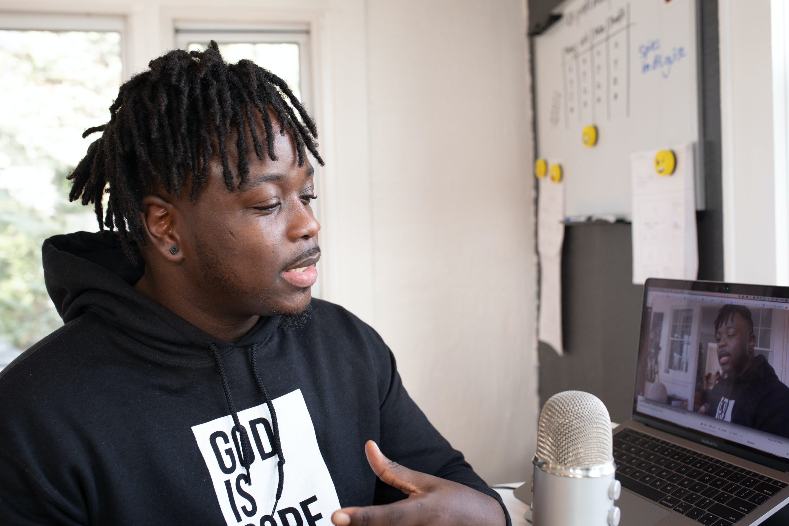 Jeune homme enregistrant un podcast