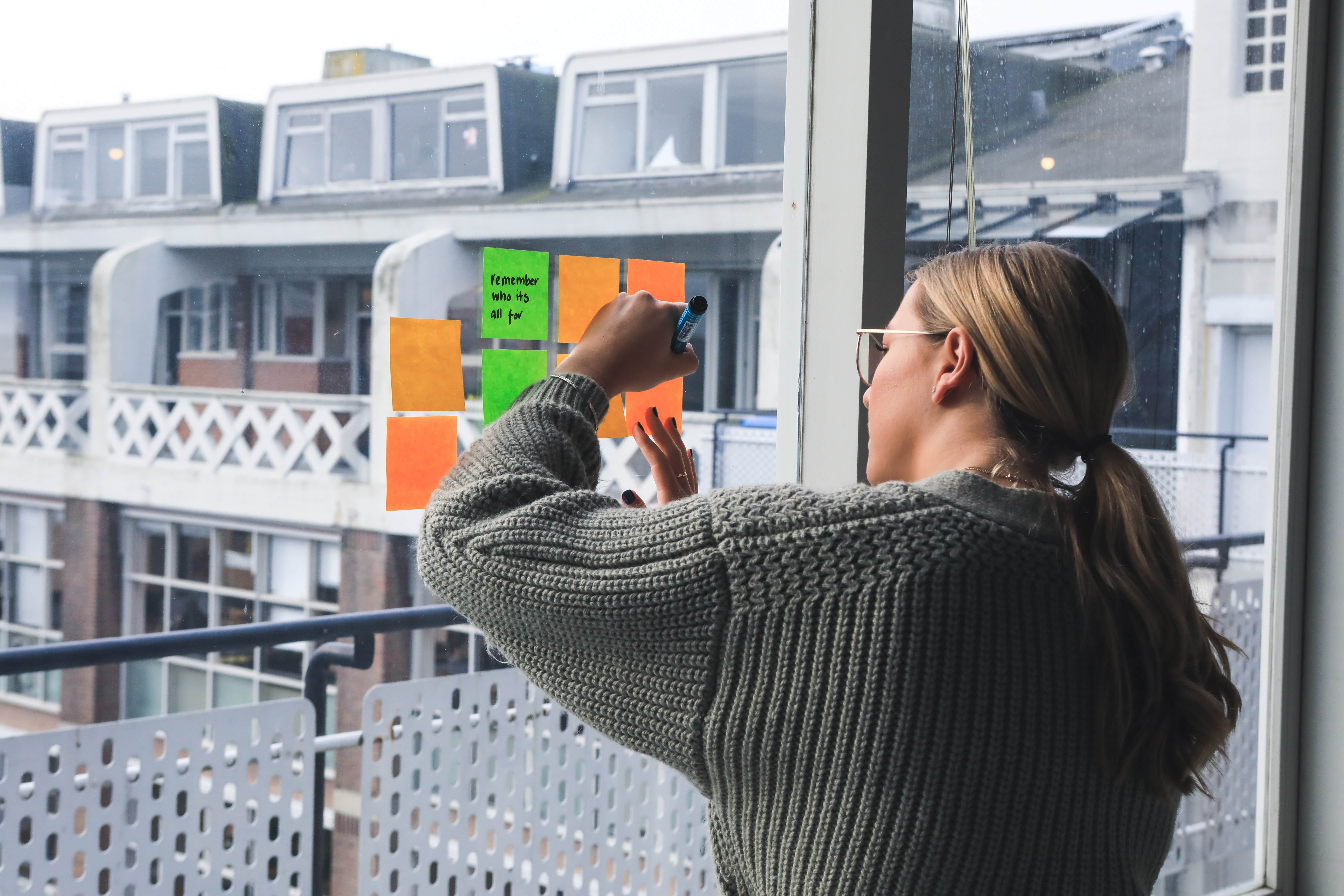 Post-it collés sur une fenêtre