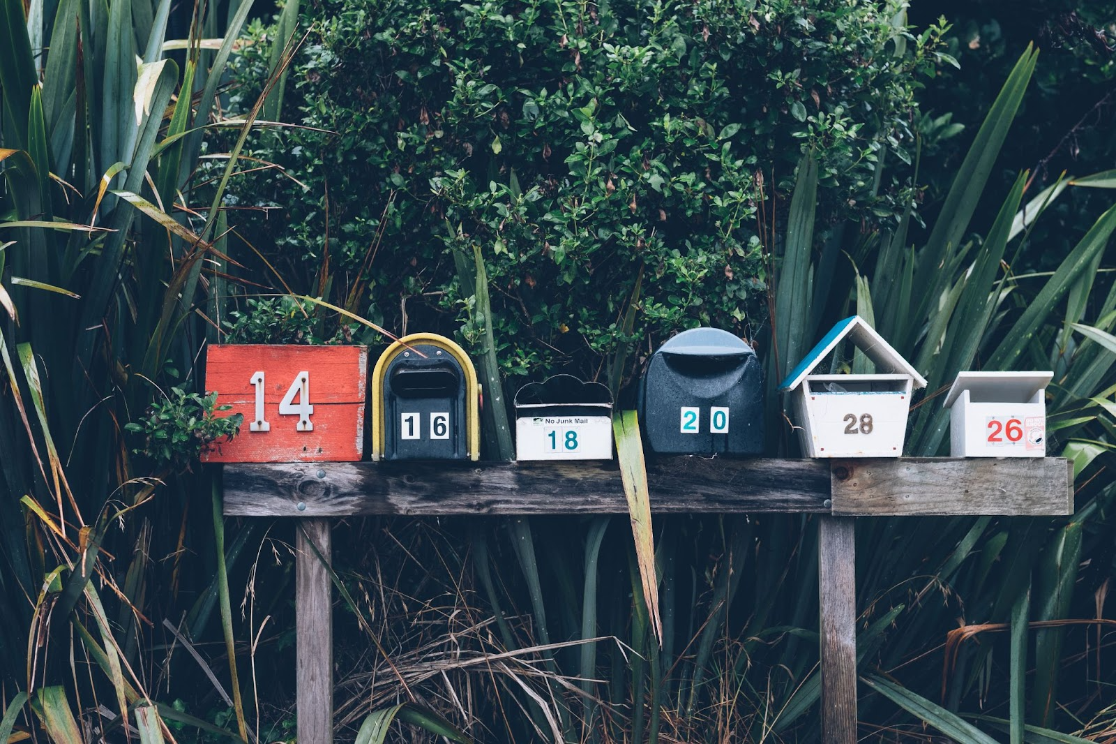 Boîtes aux lettres sur un banc