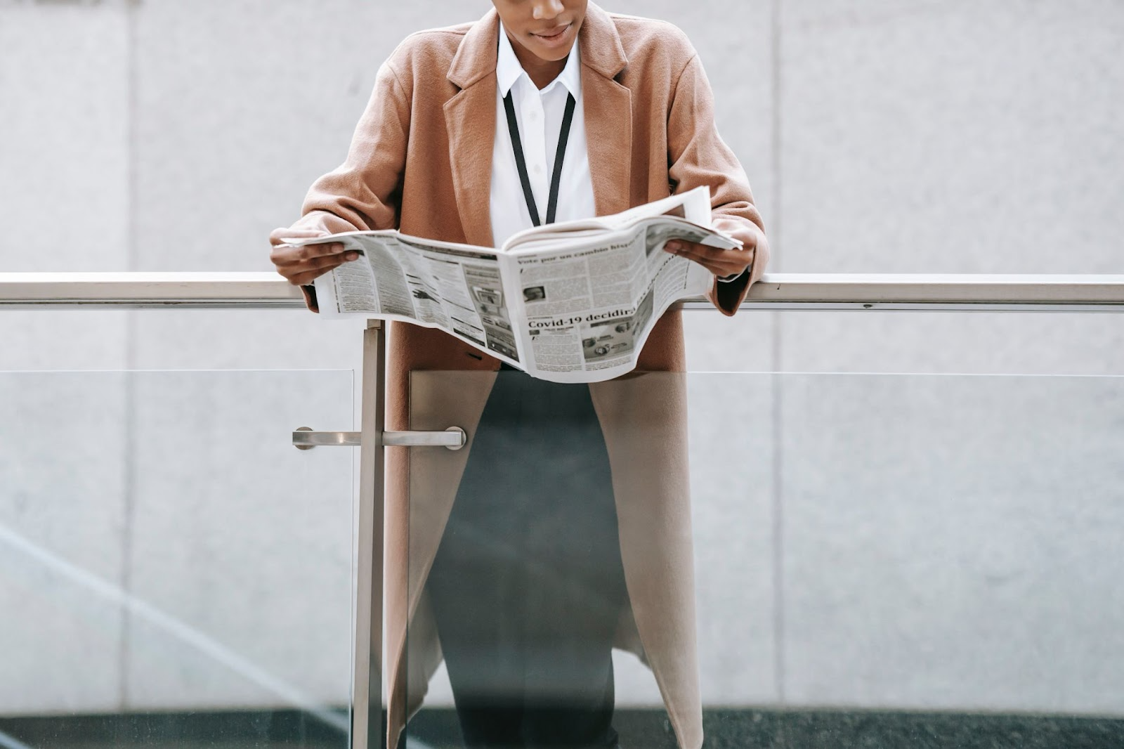 Femme lisant un journal papier